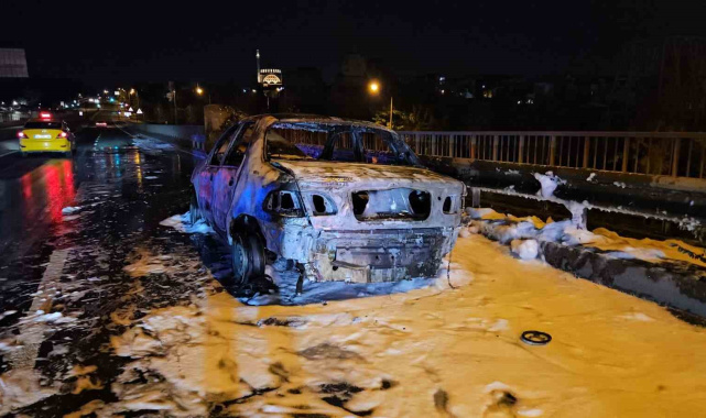 Eyüpsultan'da seyir halindeki otomobil alevlere teslim oldu