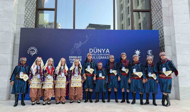 Kocaeli'nin "Gonca Efeleri" Cumhurbaşkanı Erdoğan'ın önünde sahne aldı