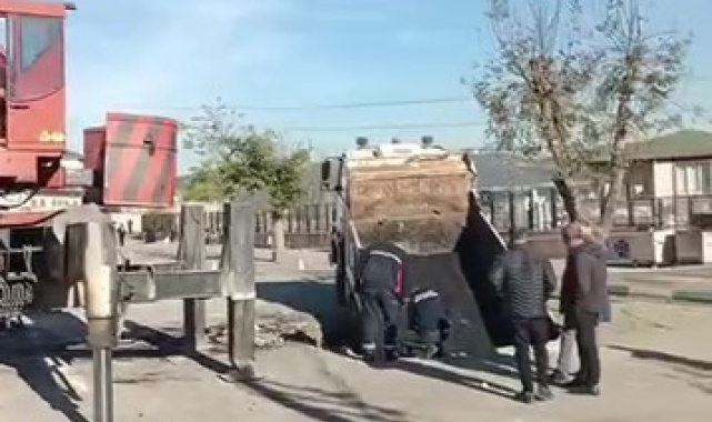 Okul bahçesinde çökme sonucu çukura düşen kamyon vinçle çıkarıldı