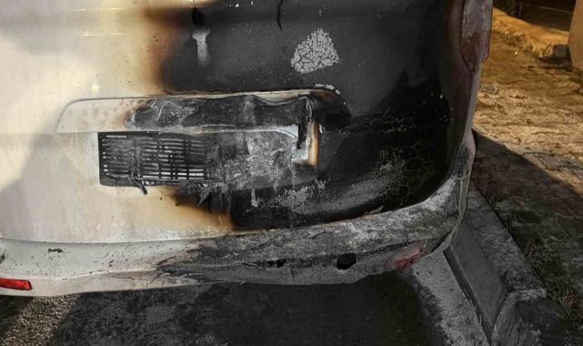 Arnavutköy'de park halindeki otomobil alev aldı: 2 araç kullanılamaz hale geldi