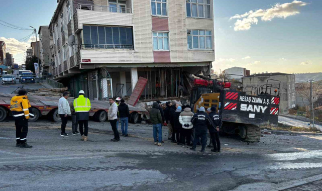 Başakşehir'de binaya saplanan vincin çıkartılma çalışmaları 5 saattir devam ediyor
