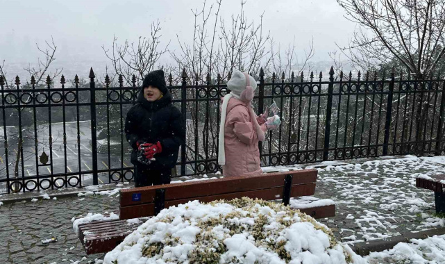 Beyaza bürünen Çamlıca'da kar topu savaşı görenleri gülümsetti