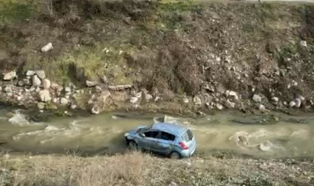Bolu'da kontrolden çıkan otomobil, dereye uçtu: 3 yaralı