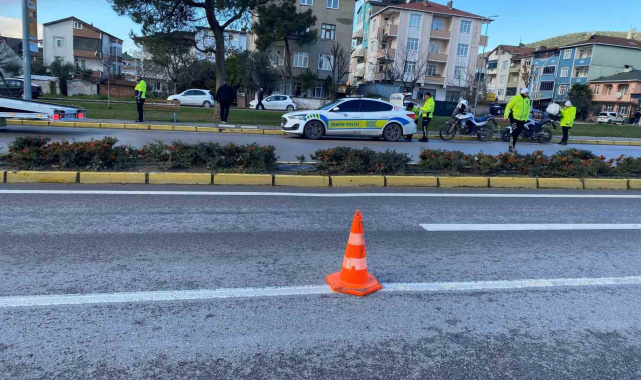 Çevirmeden kaçan motosikletli trafik polisine çarptı