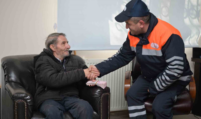 Esenyurt Belediye personeli yolda bulduğu para dolu poşeti sahibine teslim etti