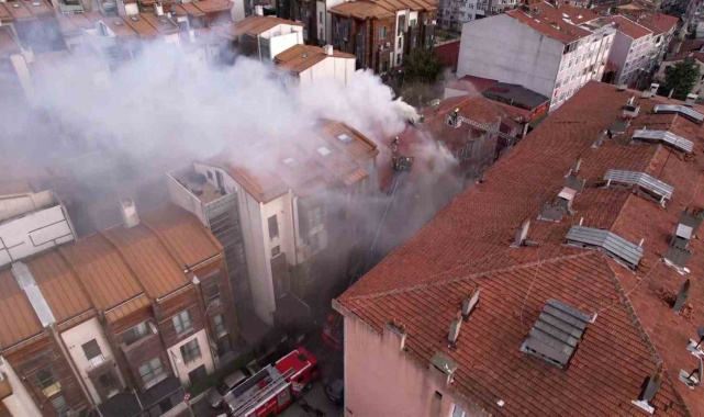 Fatih'te 3 katlı binada çıkan yangın paniğe neden oldu