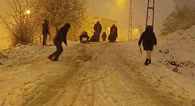 İstanbul'da kar sonrası sokaklar oyun alanına döndü