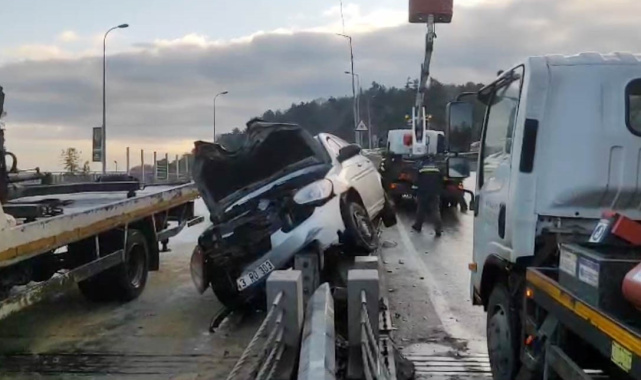 Sarıyer'de otomobil aydınlatma direğine çarptı
