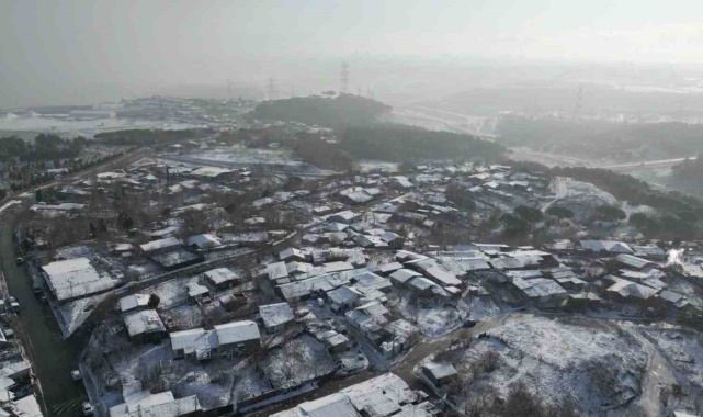 Sultangazi beyaza büründü: Kar yağışı aralıklarla devam ediyor