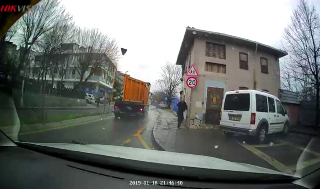 Üsküdar'da hafriyat kamyonunun açılan damper kapağı yayaya ve araçlara çarptı