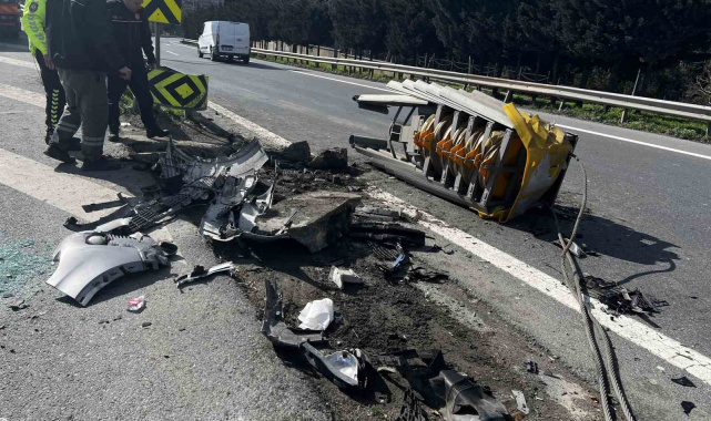 Esenler'de cip refüje çarptı: Araçta sıkışan sürücü yaralandı