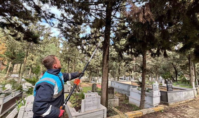 Gebze'de bayram öncesi mezarlıklarda bakım çalışmaları hızlandı