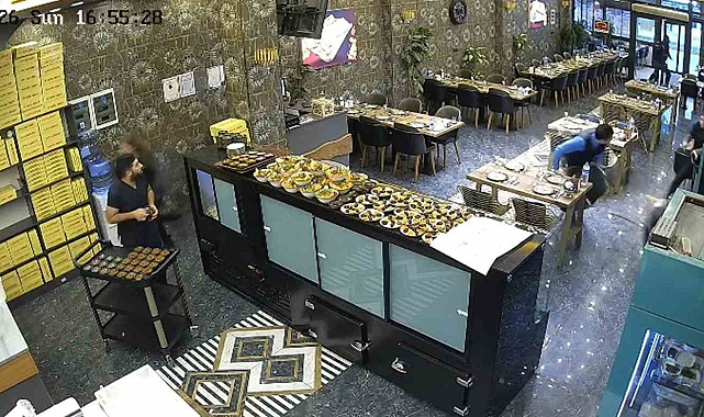 İftara saatler kala kebapçının tavanı çöktü, personel son anda kurtuldu