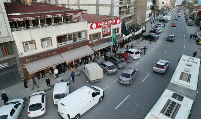 İstanbul'da ilk iftarda pide kuyruğu havadan görüntülendi