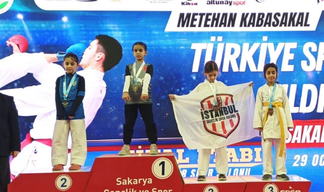 Kartepeli karateciler Sakarya'dan 6 madalyayla döndü