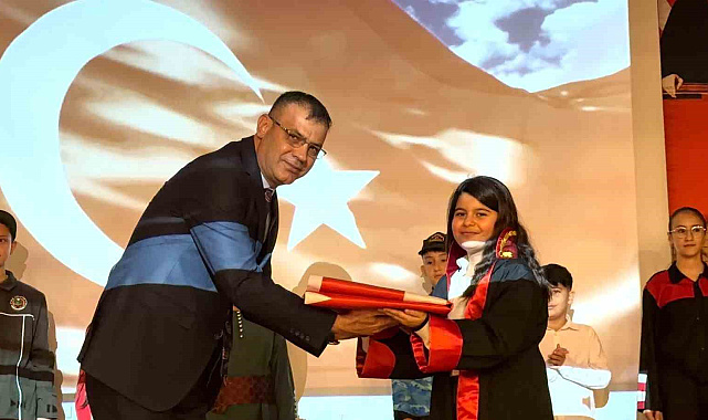 Öğrencilerin ay yıldız temalı gösterisi göğüs kabarttı