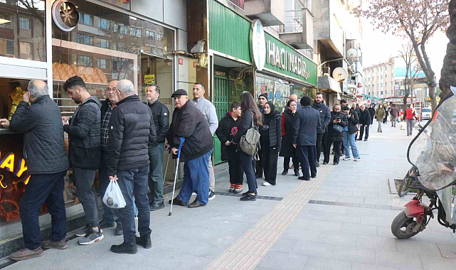 Sakarya'da ilk iftar öncesi metrelerce pide kuyruğu
