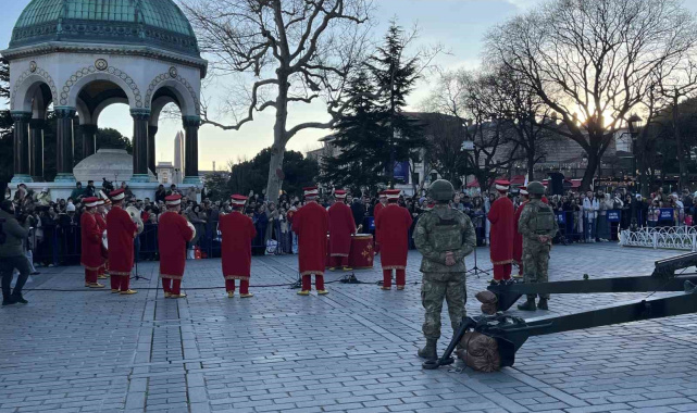 Sultanahmet'te Ramazan ayının ilk iftarında geleneksel top atışı yapıldı