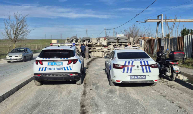 Sultangazi'de beton mikseri devrildi: Sürücü yaralandı