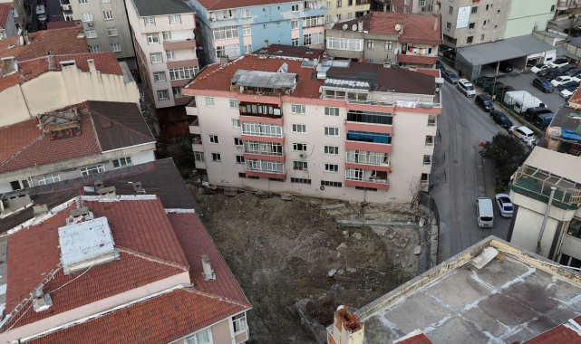 Bahçelievler'de temeli kayan bina havadan görüntülendi