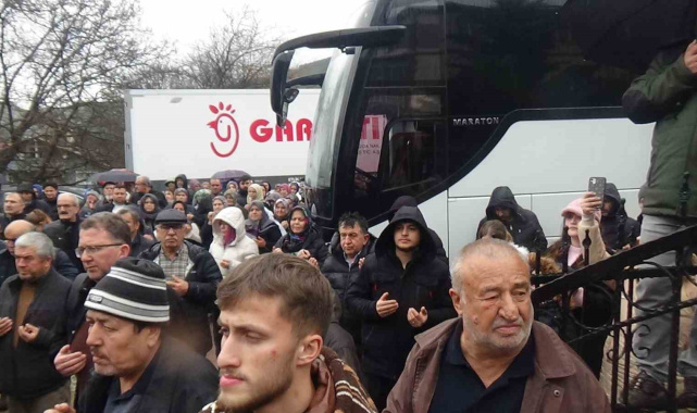 Bolu'da 37 kişilik umre kafilesi dualarla uğurlandı
