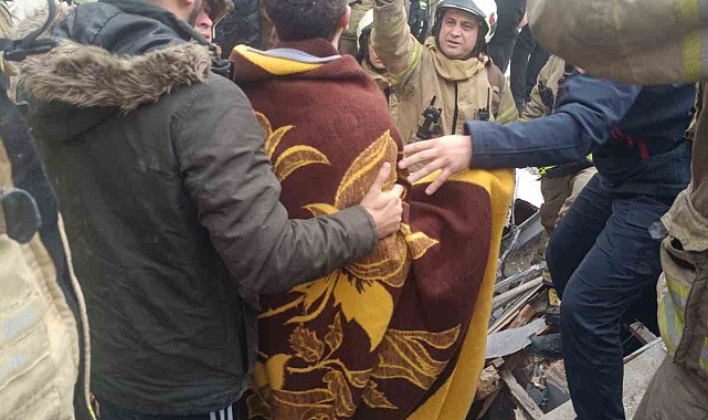 Fatih'te çöken binada enkaz altında kalanların kurtarılma anı kamerada
