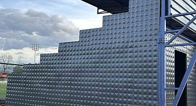 Futbol sahasına malzeme deposu