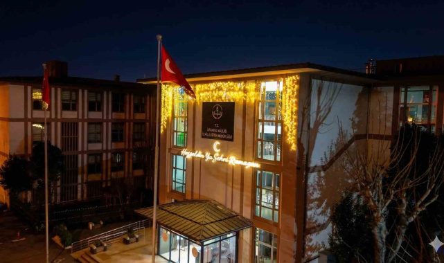 İstanbul'da bu yıl okulların sadece içi değil, dışı da Ramazan'la aydınlandı