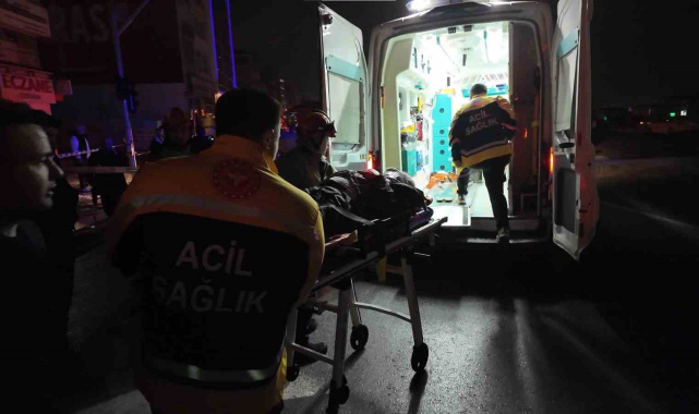 Kadıköy Rıhtım'da taksi takla attı: 2 yaralı