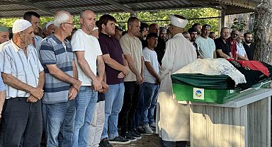 Öldürülen oğlunun doğum gününü mezarı başında kutladı