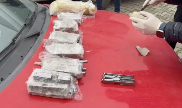 Otomobilin kapılarına zulalanmış cephanelik polis ekiplerince yakalandı