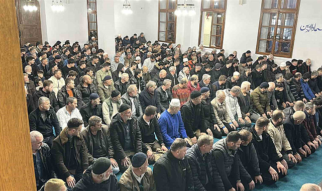 Sakarya'da Kadir Gecesi'nde vatandaşlar camilere akın etti