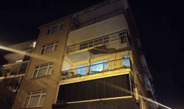 Üsküdar'da binanın balkonunda kısmi çökme meydana geldi