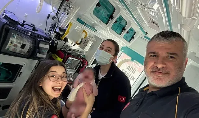112 ekiplerinden unutulmaz müdahale: bebek evde dünyaya geldi