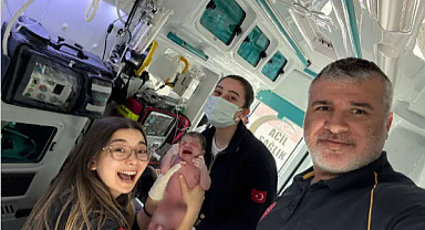 112 ekiplerinden unutulmaz müdahale: bebek evde dünyaya geldi
