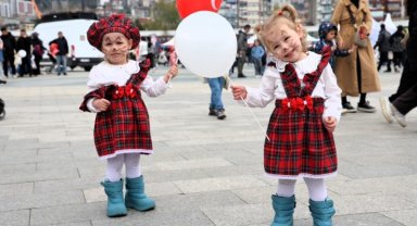 23 Nisan'da çocuklar kırmızı beyaz renklerle sahne aldı