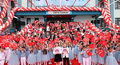 Alemdar miniklerle 23 nisan coşkusunu paylaştı