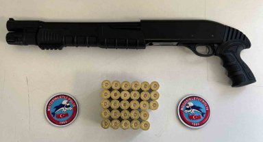 Arnavutköy'de ticari takside ruhsatsız silah yakalandı