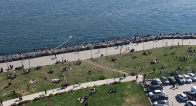 Avcılar'da havaların ısınmasını fırsat bilen vatandaşlar sahile akın etti