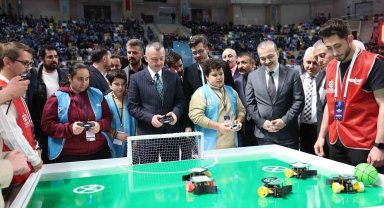 Başkan Büyükakın ve Kocaelisporlu futbolcular "robot futbolu" oynadı