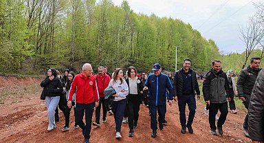 Başkan Özlü, gençlerle doğa yürüyüşü yaptı