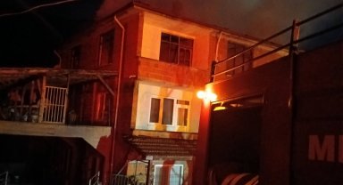 Bolu'da 3 katlı binada yangın çıktı