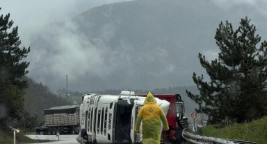 Bolu'da kömür yüklü tır, kayganlaşan yolda devrildi
