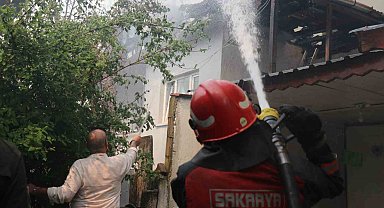 Çatı yangınında annenin dikkati faciayı önledi