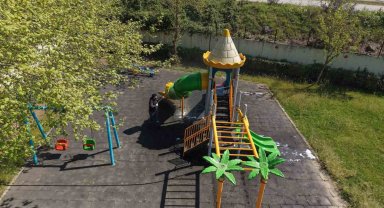 Çayırova'da parkların oyun grupları yıkanıyor