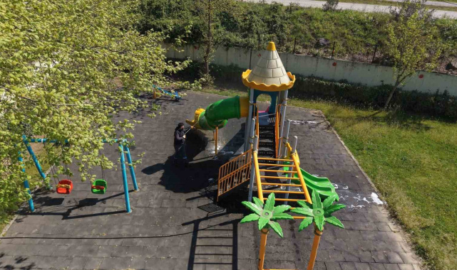 Çayırova'da parkların oyun grupları yıkanıyor