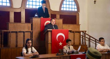 Çocuk meclisinden tarihi atmosferde 23 Nisan özel oturumu
