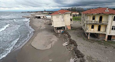 Deniz 100 metre içeri girdi, villalar çöktü