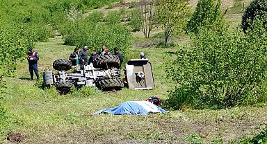 Emekli polis devrilen traktörün altında can verdi