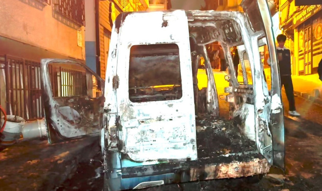 Fatih'te park halindeki otomobil alev aldı